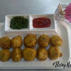 A picture of Lasun chutney wada.
