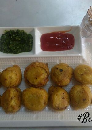 A picture of Lasun chutney wada.