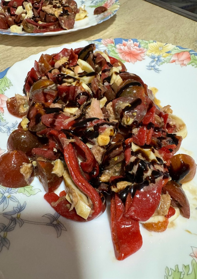 Una foto de Ensalada de ventresca con pimientos