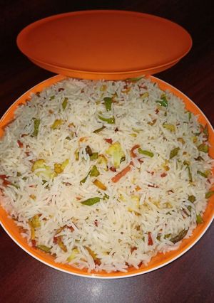 A picture of Mixed vegetable and egg fried rice.
