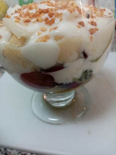 Una foto de Fruta del tiempo maceradas en zumo de naranja con yogurt