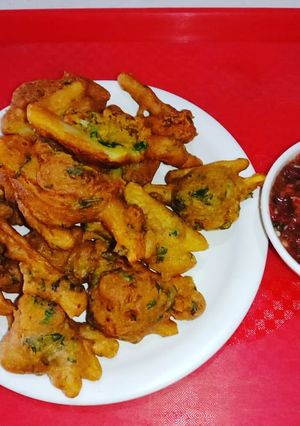 आलू की लच्छेदार भजिया (aloo ki lachedar bhajiya recipe in Hindi) रेसिपी मुख्य फोटो