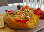 Una foto de pasta con humus