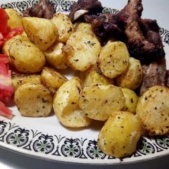 Oregano lamb chops with potatoes A picture of Oregano lamb chops with potatoes.
