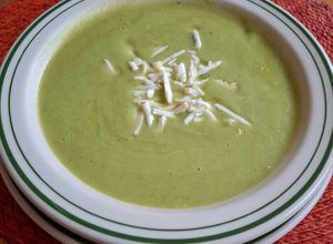 Una foto de Crema de calabacita con chile poblano