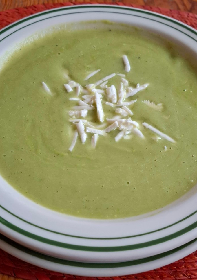 Una foto de Crema de calabacita con chile poblano
