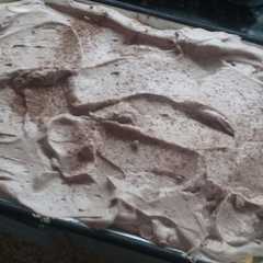A picture of Postre de vainillas con crema de chocolate.