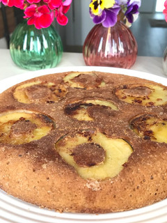 Una foto de Famoso pastel con 1 huevo frito en sartén 🥚🥧 🍎 🍳