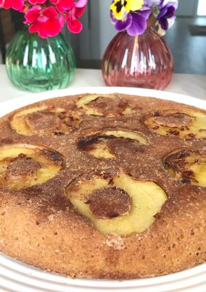 Una foto de Famoso pastel con 1 huevo frito en sartén 🥚🥧 🍎 🍳