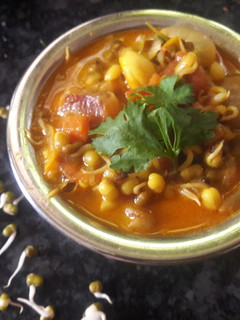 முளைகட்டிய பாசிப்பயறு குழம்பு (Mulaikattiya paasipayaruu kulambu recipe in tamil) செய்முறை முக்கிய புகைப்படம்