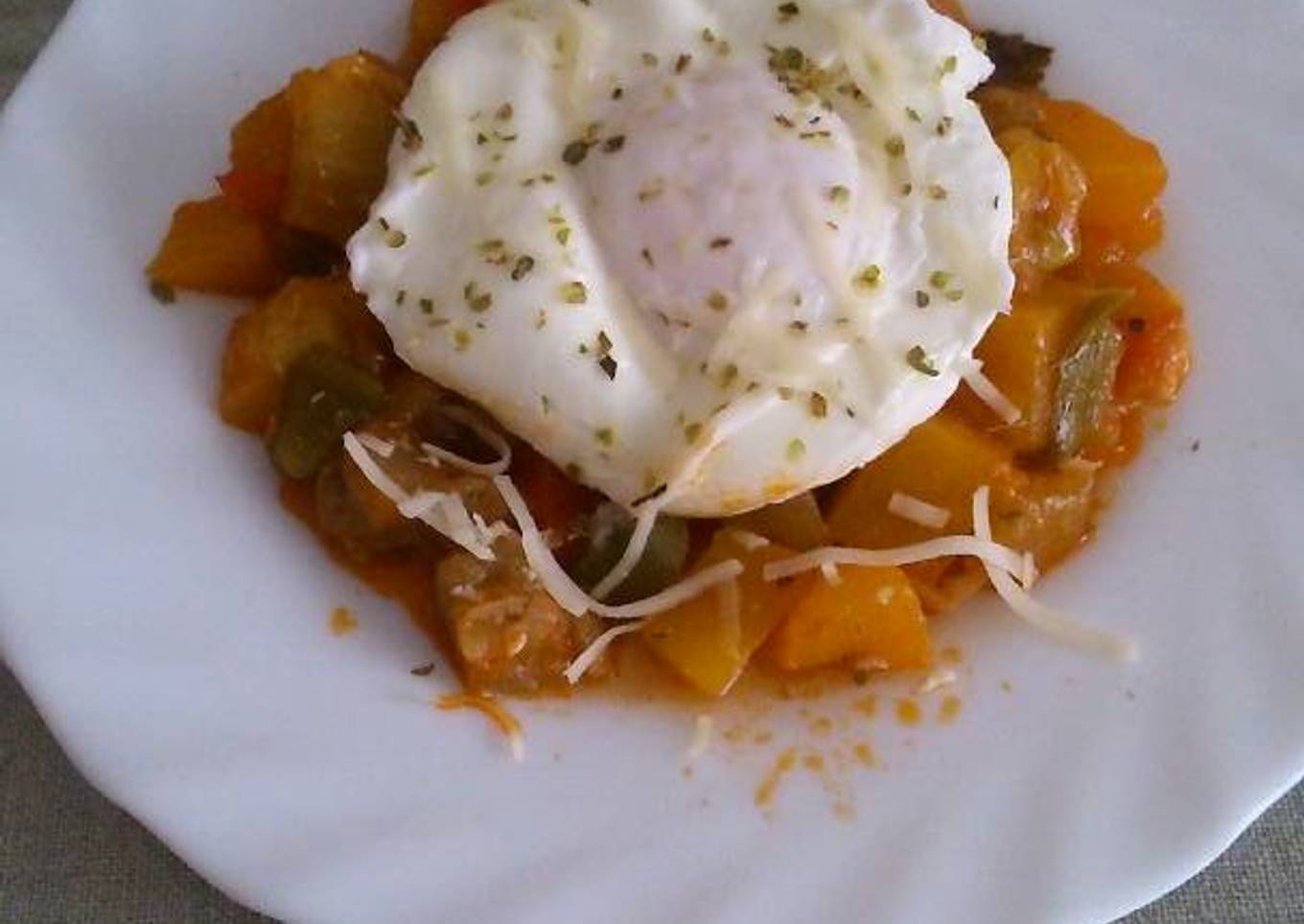 Pisto con huevo escalfado