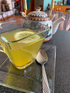 Una foto de Infusión de jengibre, cúrcuma, canela y limón 🍋