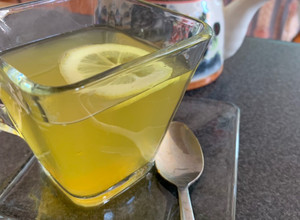 Una foto de Infusión de jengibre, cúrcuma, canela y limón 🍋