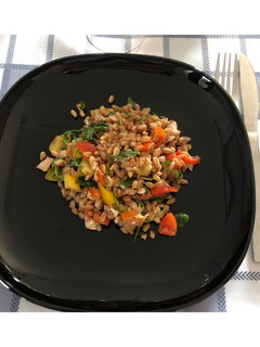 Foto di Insalata di farro con mozzarelle, tonno, rucola con pomodorini gialli e rossi 🍅🌱