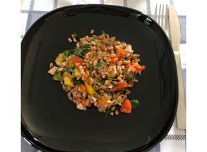 Foto di Insalata di farro con mozzarelle, tonno, rucola con pomodorini gialli e rossi 🍅🌱