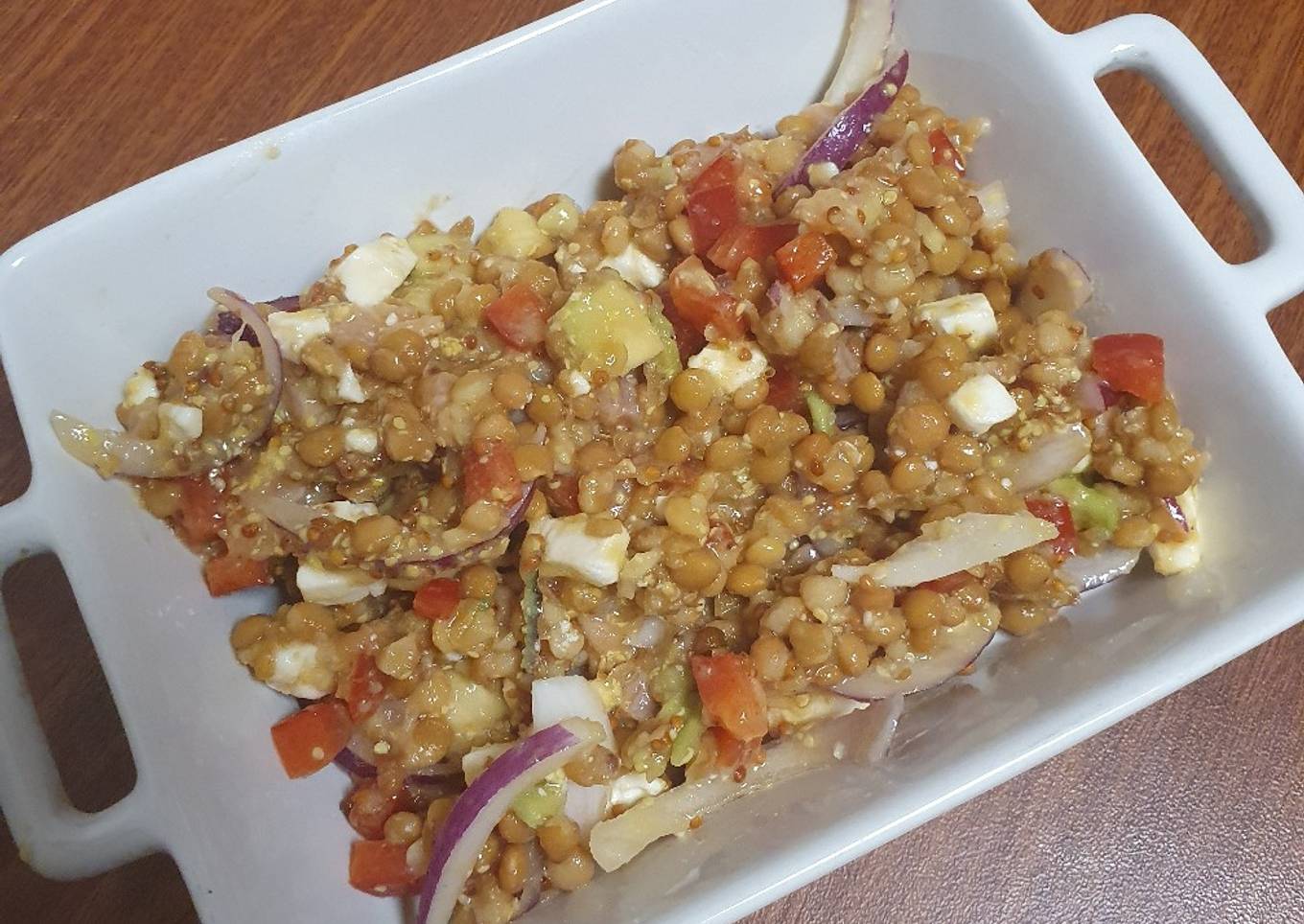 Ensalada de lentejas con salmón, aguacate y queso