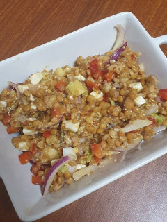Una foto de Ensalada de lentejas con salmón, aguacate y queso