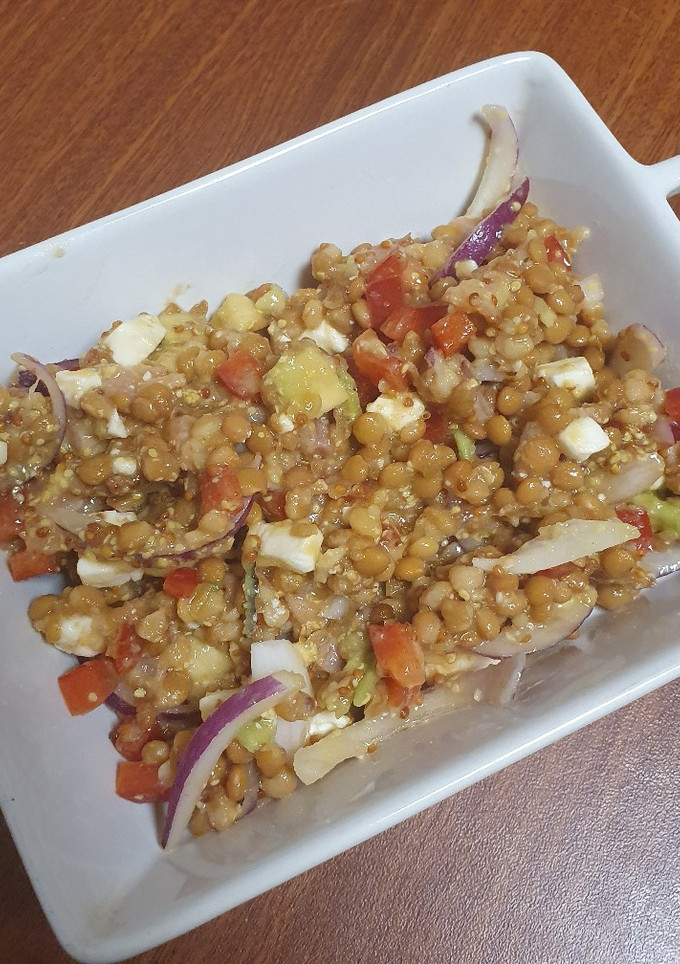 Una foto de Ensalada de lentejas con salmón, aguacate y queso