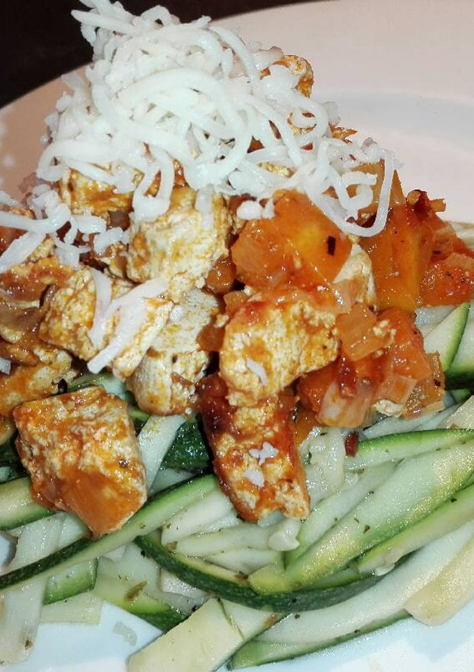 Una foto de Tiras de calabacín con tofu y verduritas