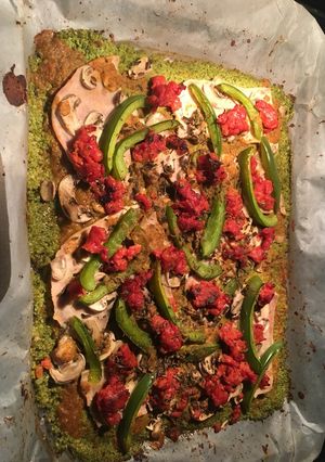 Una foto de Pizza de brócoli - chorizo y jamón