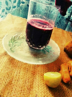 हेल्दी बीटरूट जिंजर जूस (healthy beetroot ginger juice recipe in Hindi) रेसिपी मुख्य फोटो