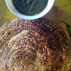 A picture of Pessarettu (green dosa) pudina chutney!.