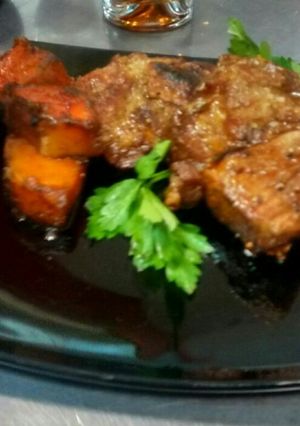 Una foto de Bondiola de Cerdo laqueada, con Zapallo dulce y Almíbar especiad