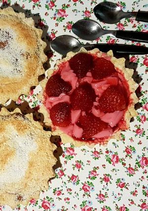 Una foto de Tartitas dulzura de frutilla y dulce de leche y coco!!!