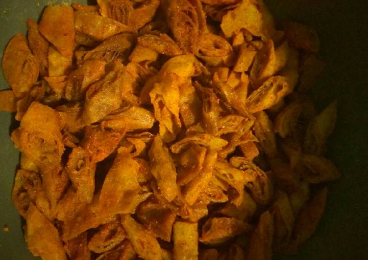Keripik kulit lumpia pedas