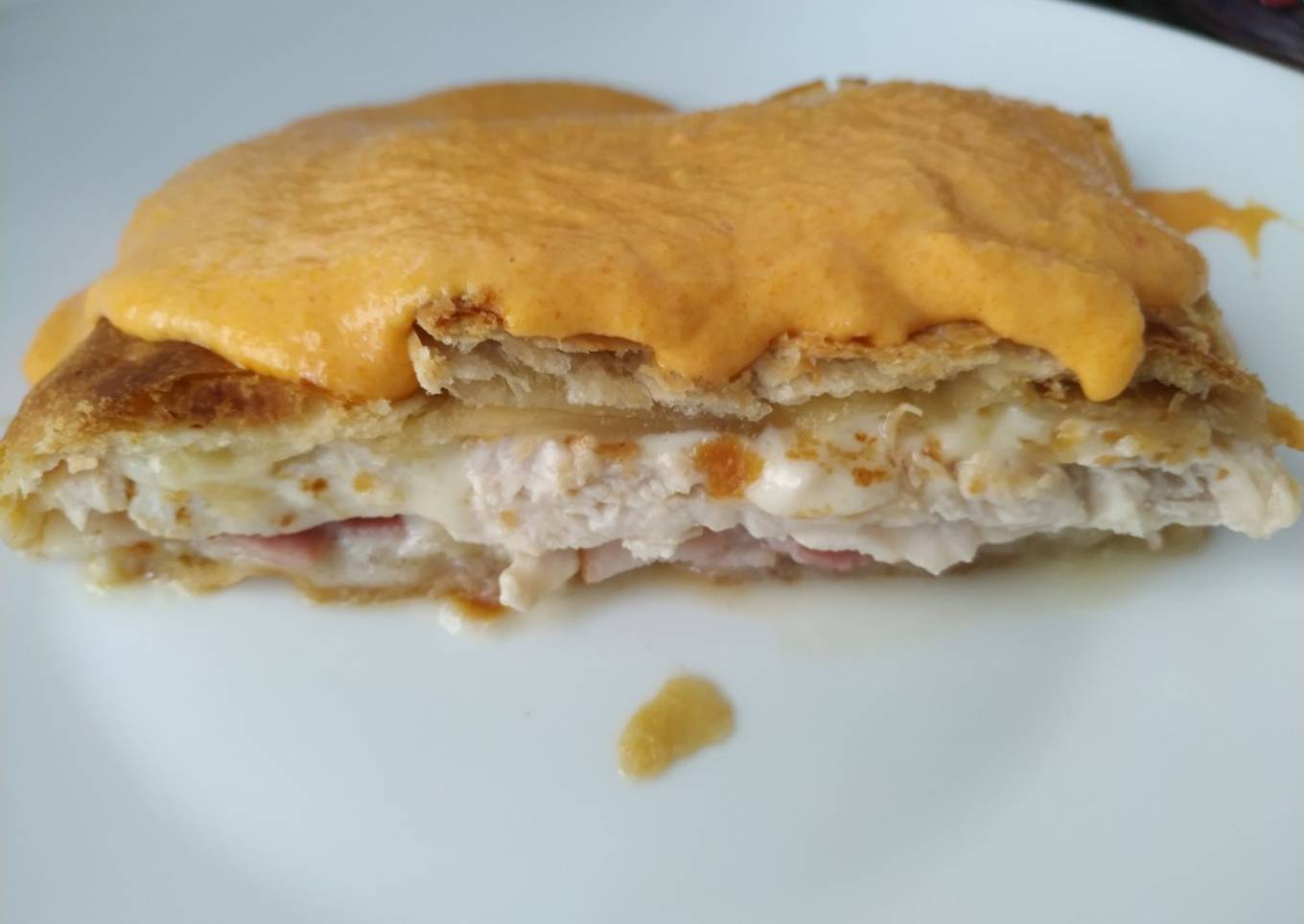 Hojaldre relleno con salsa