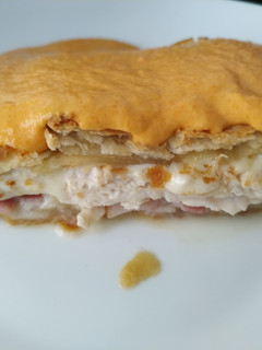 Una foto de Hojaldre relleno con salsa