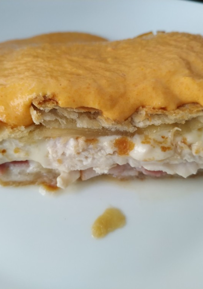 Una foto de Hojaldre relleno con salsa