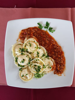 Una foto de Sorrentinos de pollo con salsa roja