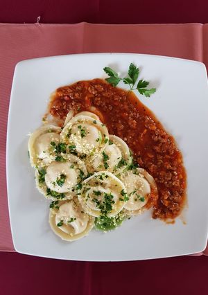 Una foto de Sorrentinos de pollo con salsa roja