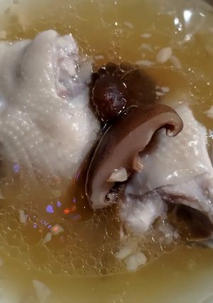 (電鍋)香菇蒜頭雞湯 的食譜成品照片