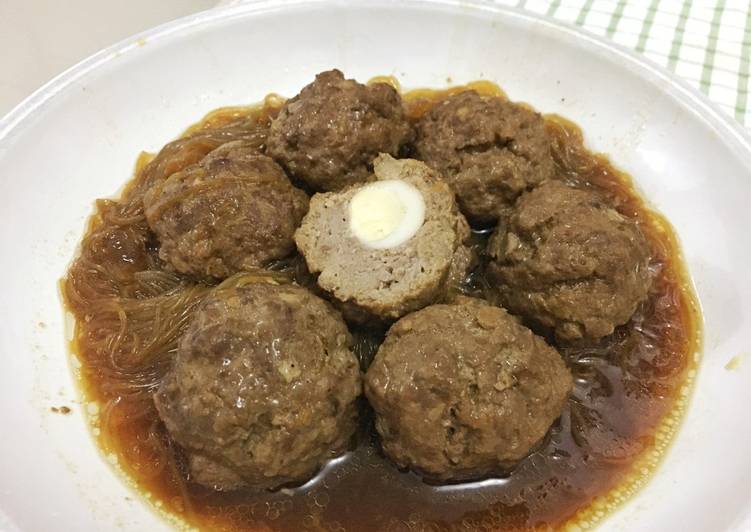 Cara Bikin Semur Bola Daging Isi Telor Puyuh, Lezat Sekali