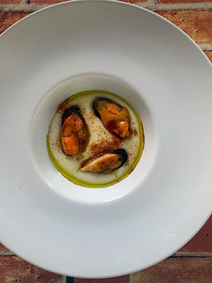 Una foto de Mejillones, parmentier de papa, AOVE y pimentón