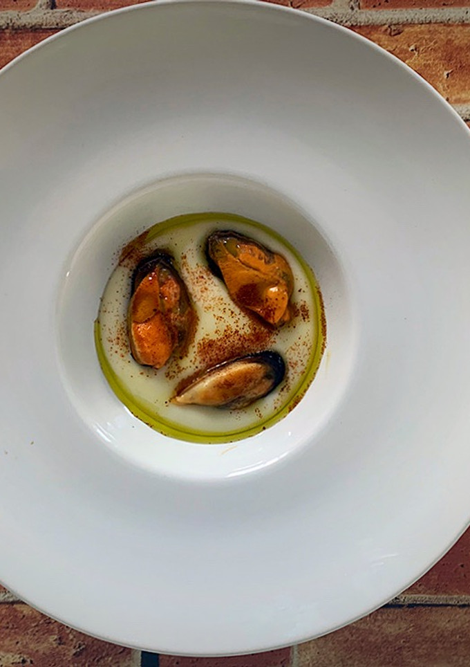 Una foto de Mejillones, parmentier de papa, AOVE y pimentón
