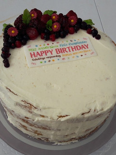 Una foto de Nude Cake de vainilla y frutos rojos