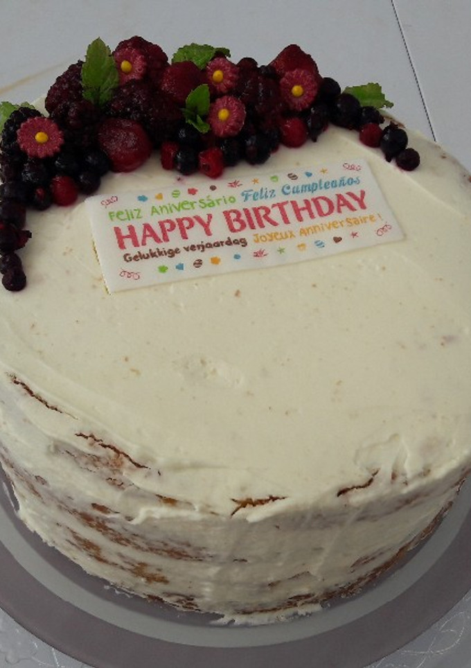 Una foto de Nude Cake de vainilla y frutos rojos