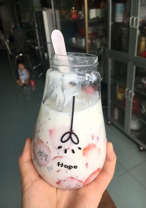 Hình của món Sữa chua dâu hạt chia.