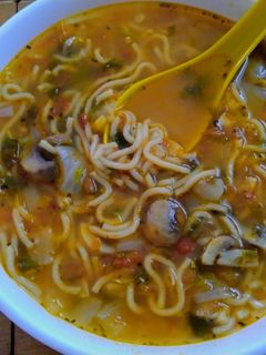 टमाटर मशरूम और नूडल्स सूप (Tamatar mushroom aur noodles soup recipe in Hindi) रेसिपी मुख्य फोटो