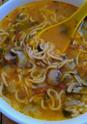 टमाटर मशरूम और नूडल्स सूप (Tamatar mushroom aur noodles soup recipe in Hindi) रेसिपी मुख्य फोटो