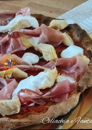 Foto di Pizza base rossa con carciofini, stracciatella e speck - SG