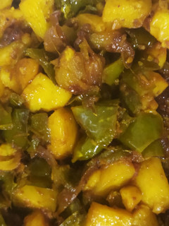 फ्राई शिमला मिर्च और आलू (fry shimla mirch aur aloo recipe in Hindi) रेसिपी मुख्य फोटो