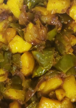 फ्राई शिमला मिर्च और आलू (fry shimla mirch aur aloo recipe in Hindi) रेसिपी मुख्य फोटो