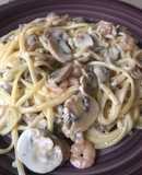 Pasta con crema, salsa y champiñones