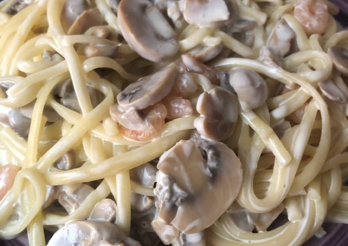 Pasta con crema, salsa y champiñones