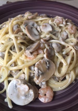 Una foto de Pasta con crema, salsa y champiñones
