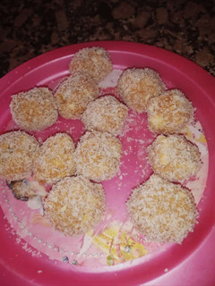 Una foto de Bombones de galletas/masitas de agua y dulce de leche